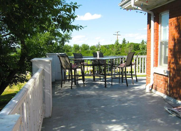 Wakamow Heights Bed And Breakfast Moose Jaw Exterior photo