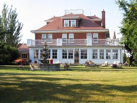 Wakamow Heights Bed And Breakfast Moose Jaw Exterior photo