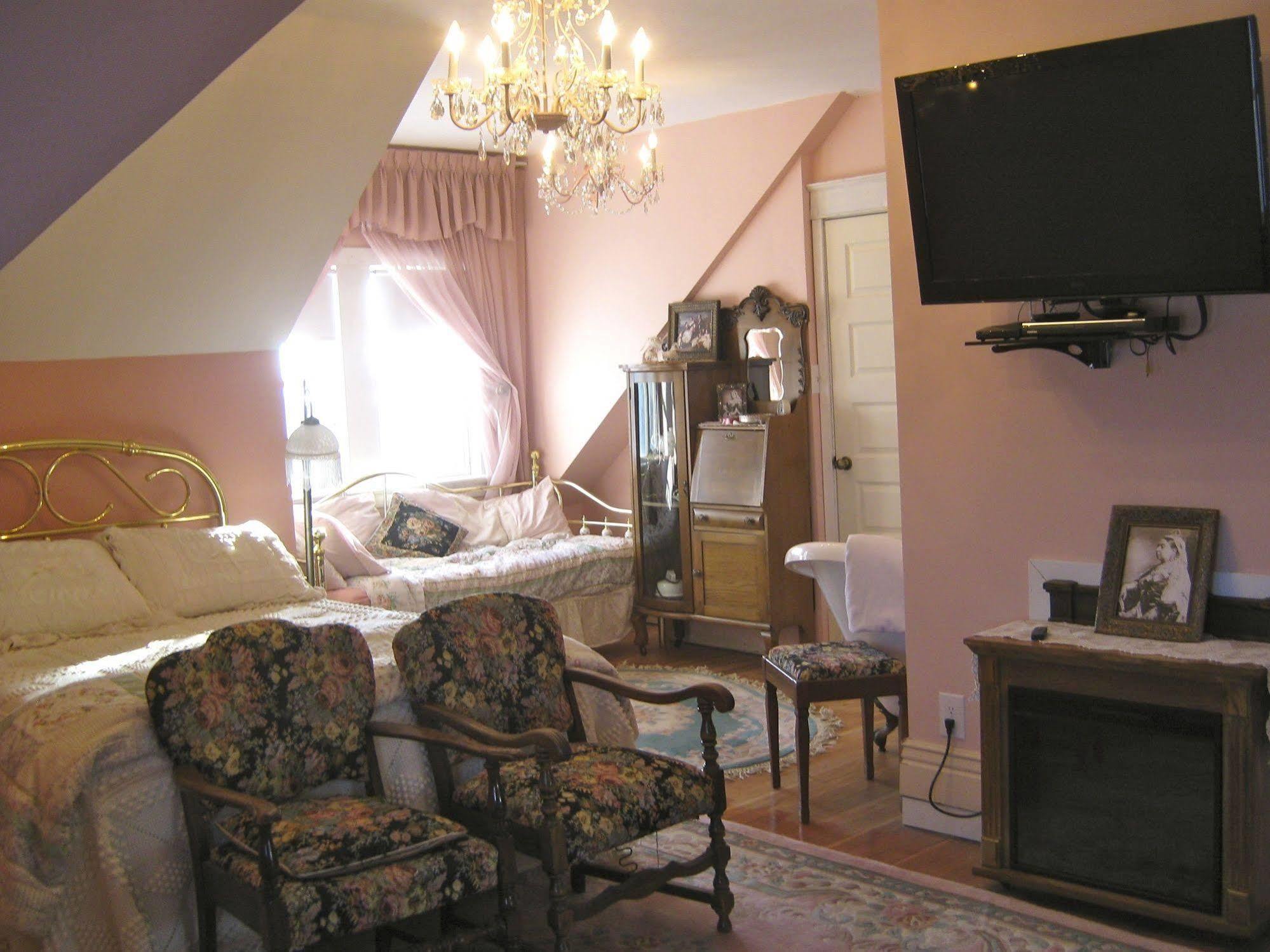 Wakamow Heights Bed And Breakfast Moose Jaw Exterior photo