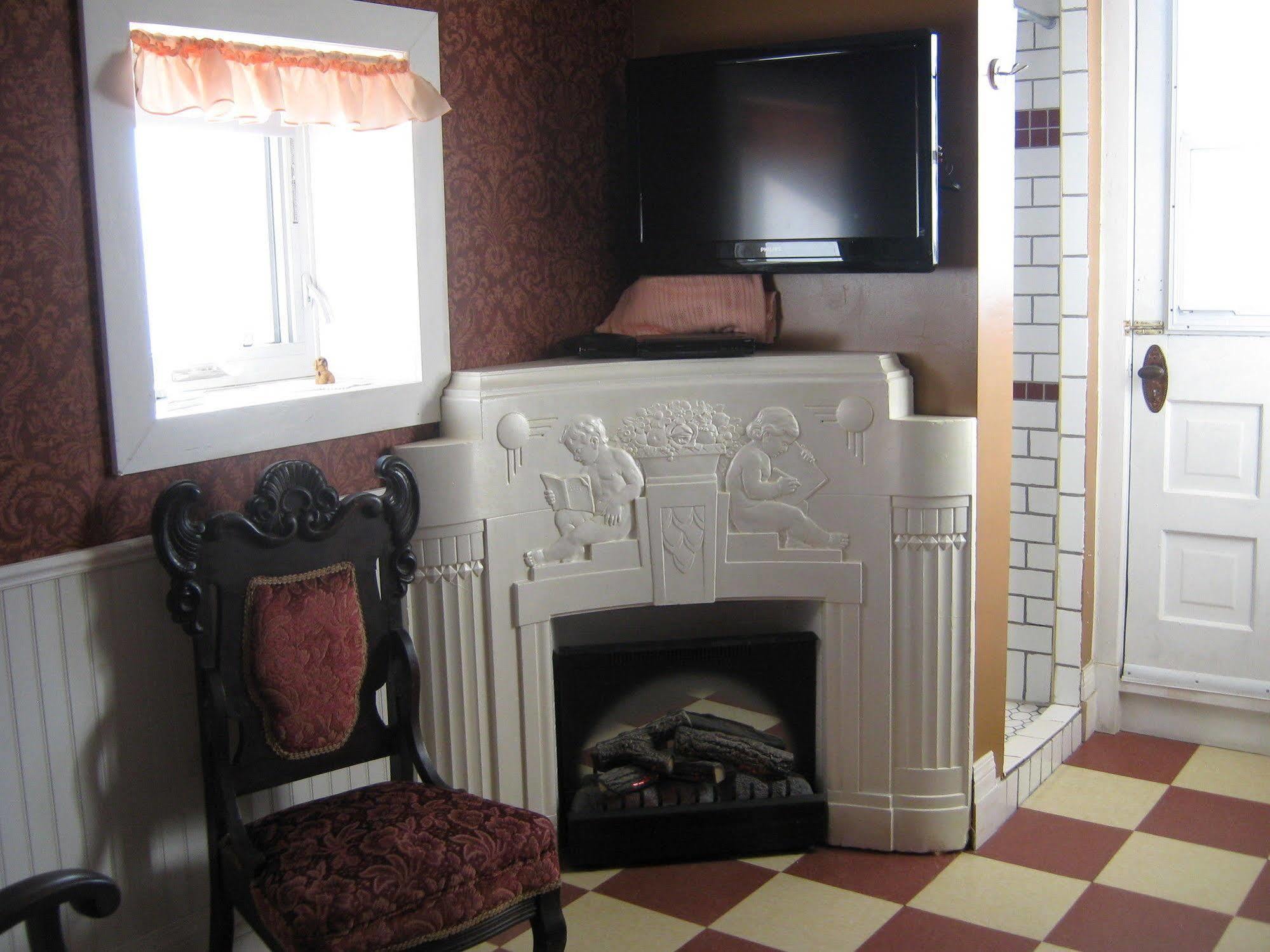 Wakamow Heights Bed And Breakfast Moose Jaw Exterior photo