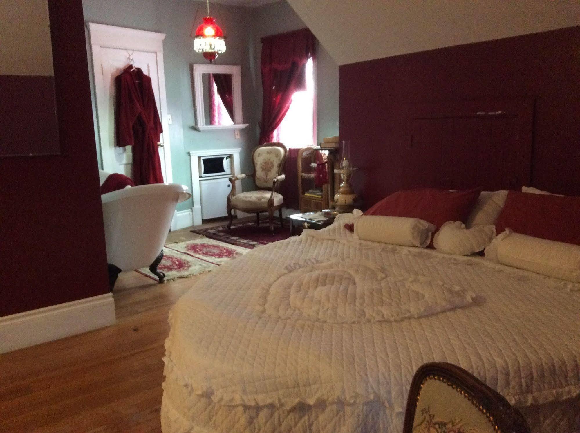 Wakamow Heights Bed And Breakfast Moose Jaw Exterior photo