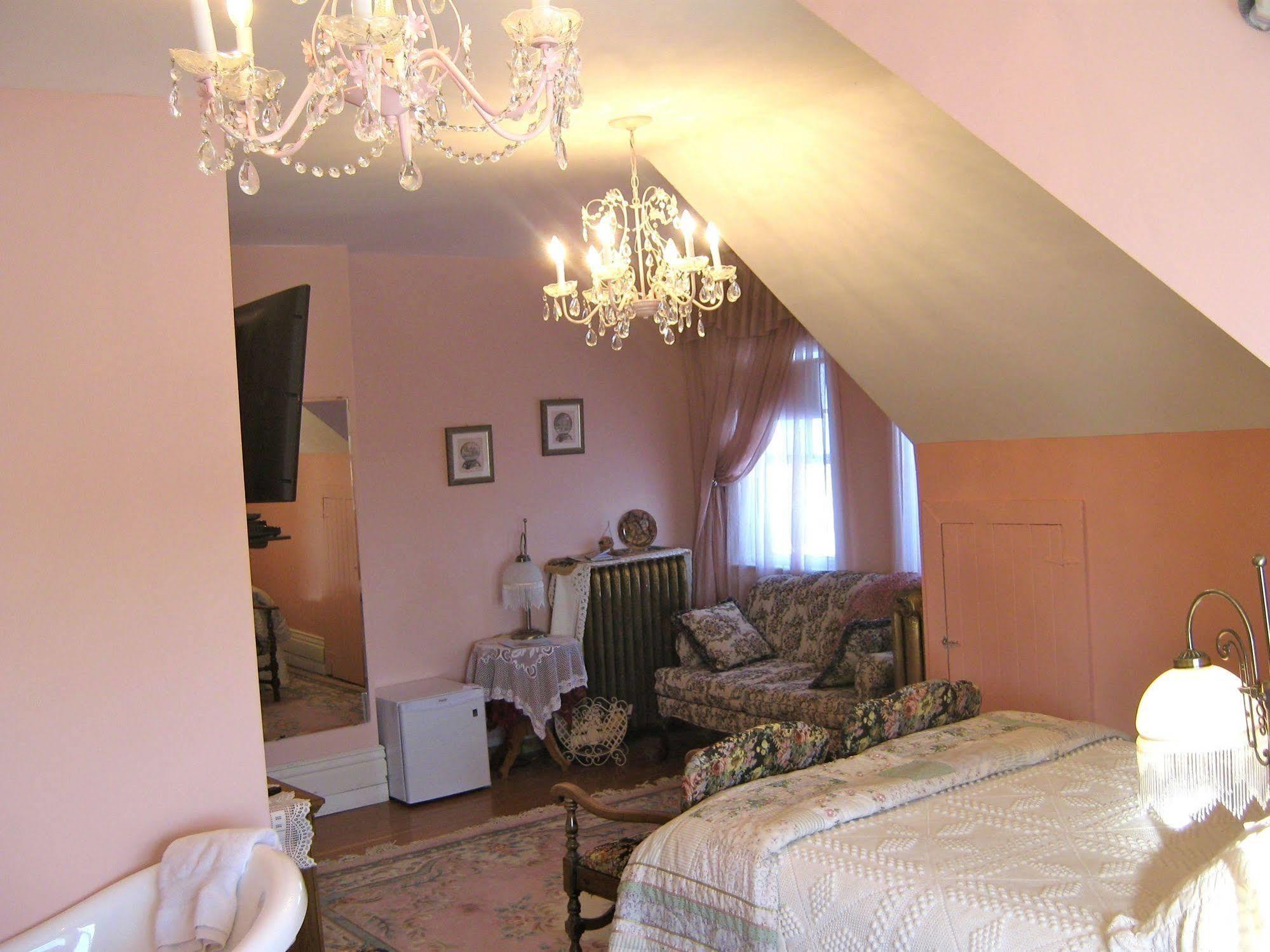 Wakamow Heights Bed And Breakfast Moose Jaw Exterior photo