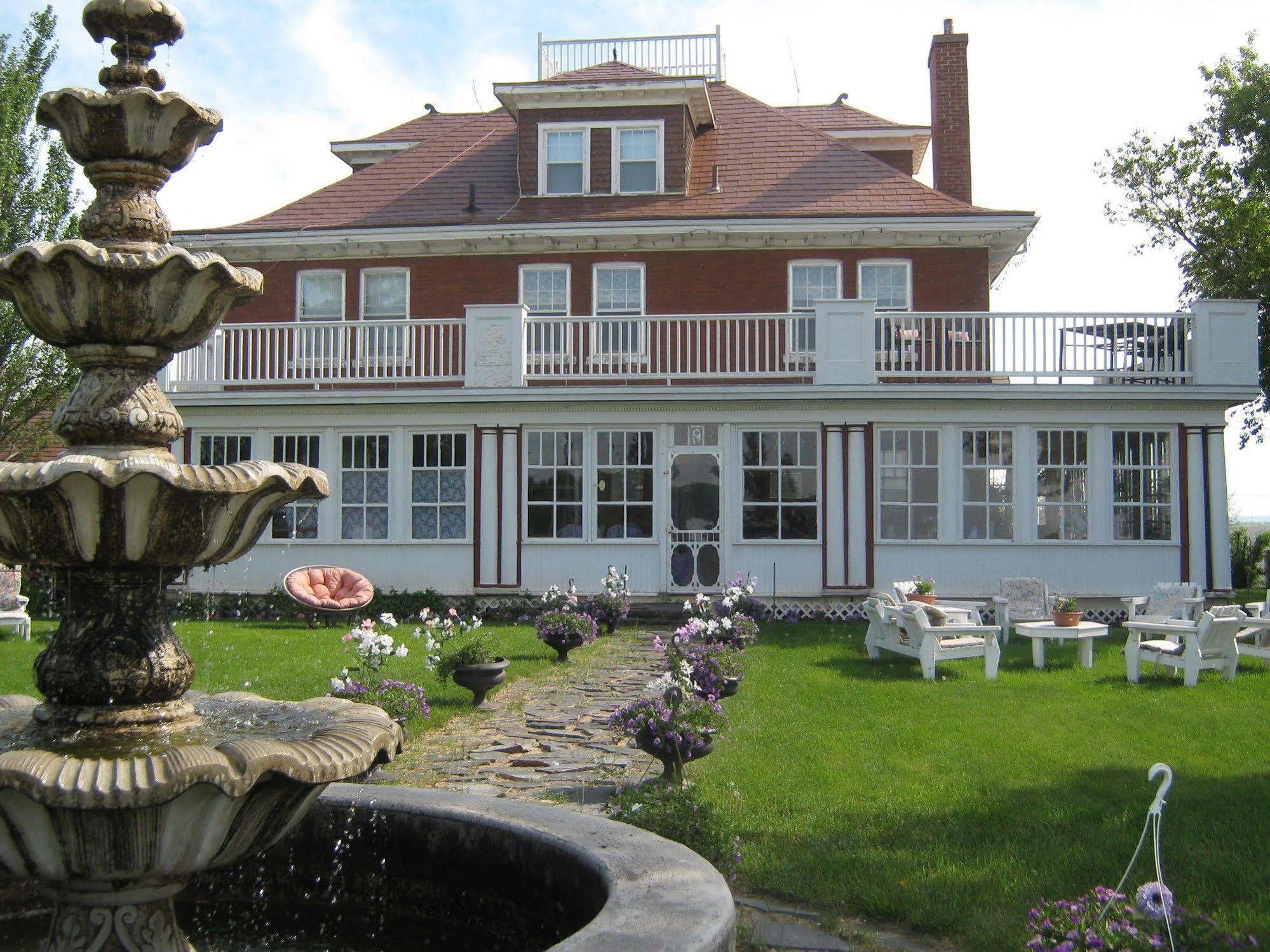 Wakamow Heights Bed And Breakfast Moose Jaw Exterior photo