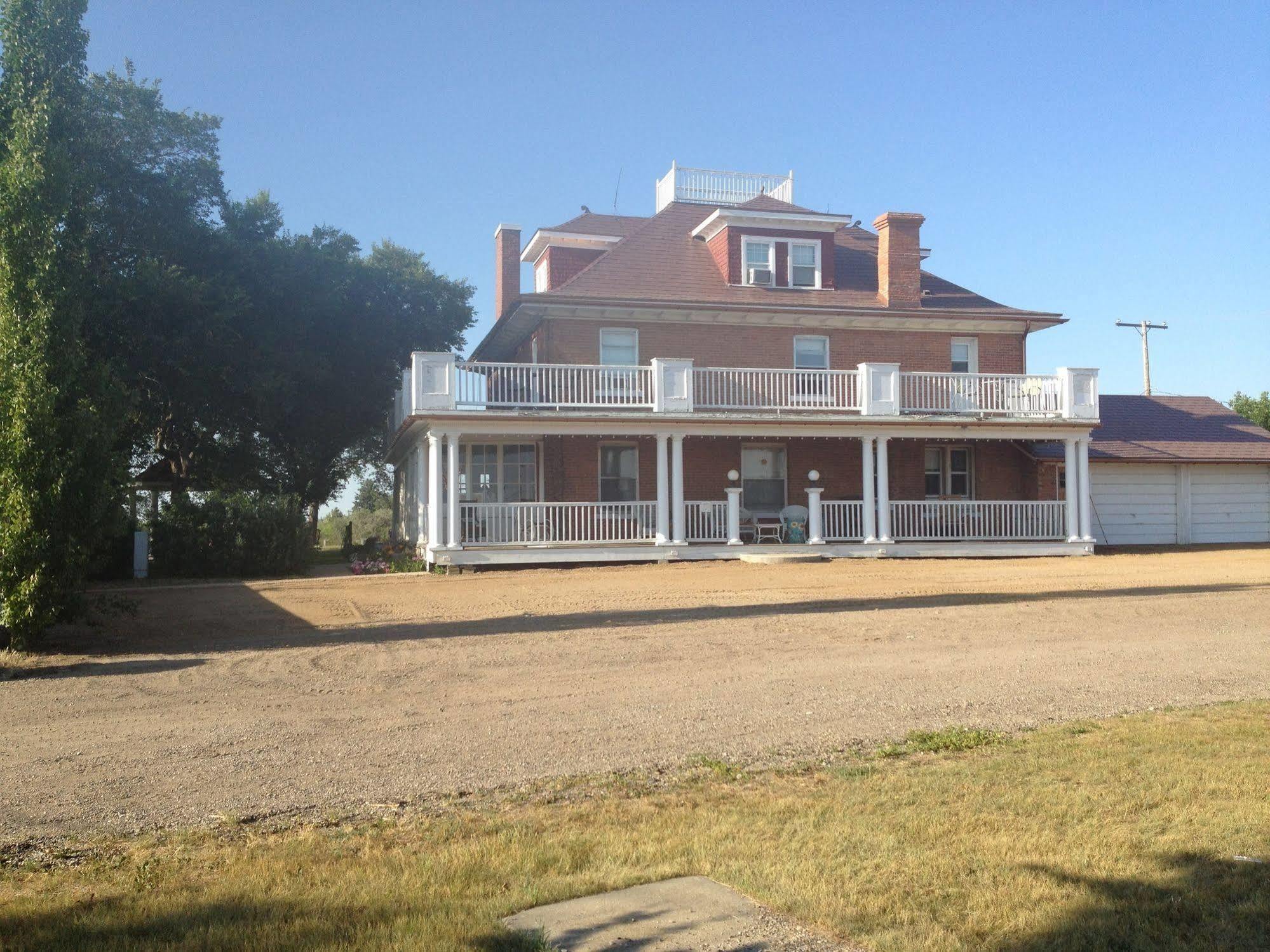 Wakamow Heights Bed And Breakfast Moose Jaw Exterior photo