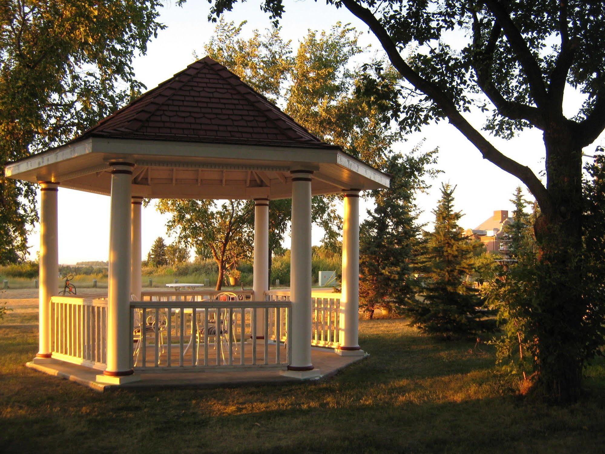 Wakamow Heights Bed And Breakfast Moose Jaw Exterior photo